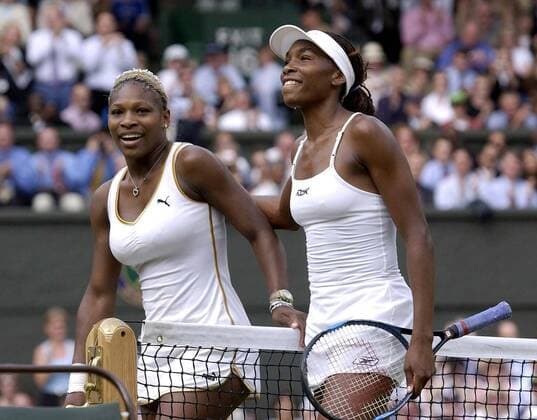 Venus Williams (re.) freut sich über den Sieg ihrer Schwester Serena (beide USA) Tennis Damen All England Championships 2002, Grand Slam, WTA Tour, Finale, Endspiel Gruppe Wimbledon London Harmonie,
