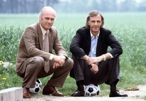 Die Trainerkollegen Cesar Luis Menotti (re., Argentinien) und Udo Lattek (FC Barcelona) Fußball Herren Primera Division 1982 1983, 1. Spanische Liga, FC Barcelona, Barca, Vdia Gruppe München