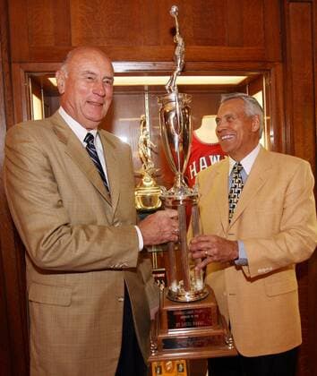 Cliff Hagan (re.) und Bob Pettit (beide USA ehemals St. Louis Hawks) treffen sich 48 Jahre nach ihrem Sieg der NBA Meisterschaft 1958 wieder und präsentieren stolz die Champions Trophy von damals -  (slp2006051101) Basketball Herren NBA 2006, Wiedersehen, Ehemaligentreffen, Treffen, Hall of Fame, Legende, Legenden, Gruppe St. Louis