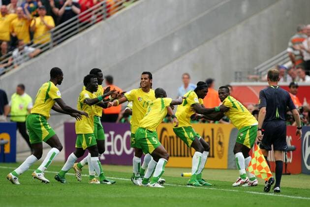 Torjubel Togo mit Freudentanz v.re.: Mohamed Kader, Emmanuel Adebayor, Massamasso Tchangai, Alaixys Romao, Cherif Toure Maman, Moustapha Salifou und Dare Nibombe -  (aflo0003) Fußball WM Herren WM 2006, Länderspiel, Nationalteam, Gruppe G, Nationaltrikot Totale Frankfurt M. Freude, Fußball WM Herren WM 2006, Länderspiel, Nationalteam, Gruppe G, Nationaltrikot Totale Frankfurt M. Freude,