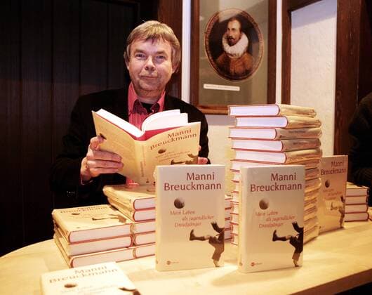 WDR Radioreporter Manfred Breuckmann (Deutschland) präsentiert seine Autobiografie - Mein Leben als jugendlicher Draufgänger Fußball Herren Buchvorstellung 2006, Buchpräsentation, Vorstellung, Präsentation, Buch, Bücher, Pressetermin Einzelbild Düsseldorf Fußball Herren Buchvorstellung 2006, Buchpräsentation, Vorstellung, Präsentation, Buch, Bücher, Pressetermin Einzelbild Düsseldorf