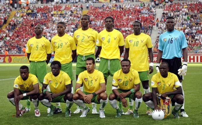 Mannschaftsfoto Togo hi.v.li.: Massamasso Tchangai, Ludovic Assemoassa, Dare Nibombe, Emmanuel Adebayor, Cherif Toure Mamam, Torwart Kossi Agassa; vorn: Mohamed Kader, Moustapha Salifou, Alaixys Romao, Yao Junior Senaya und Jean Paul Abalo Fußball WM Herren WM 2006, Länderspiel, Nationalteam, Nationaltrikot, Gruppe G, Totale Frankfurt M. Fußball WM Herren WM 2006, Länderspiel, Nationalteam, Nationaltrikot, Gruppe G, Totale Frankfurt M.
