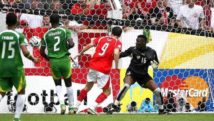Alexander Frei (Schweiz, 2.v.re.) erzielt das 1:0, Torwart Kossi Agassa und Dare Nibombe (beide Togo) können nur zuschauen - Fußball WM Herren WM 2006, Länderspiel, Nationalteam, Nationaltrikot, Gruppe G, Schweiz - Togo 2:0 Gruppe Alex Dortmund Fußball WM Herren WM 2006, Länderspiel, Nationalteam, Nationaltrikot, Gruppe G, Schweiz - Togo 2:0 Gruppe Alex Dortmund