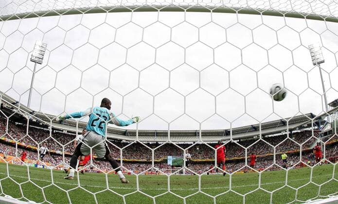 Clint Dempsey (USA) trifft gegen Torwart Richard Kingson (Ghana) - Fußball WM Herren WM 2006, Länderspiel, Nationalteam, Gruppe E, Nationaltrikot Gruppe Faruk Gürsoy, Gursoy Nürnberg Dynamik, Fußball WM Herren WM 2006, Länderspiel, Nationalteam, Gruppe E, Nationaltrikot Gruppe Faruk Gürsoy, Gursoy Nürnberg Dynamik,