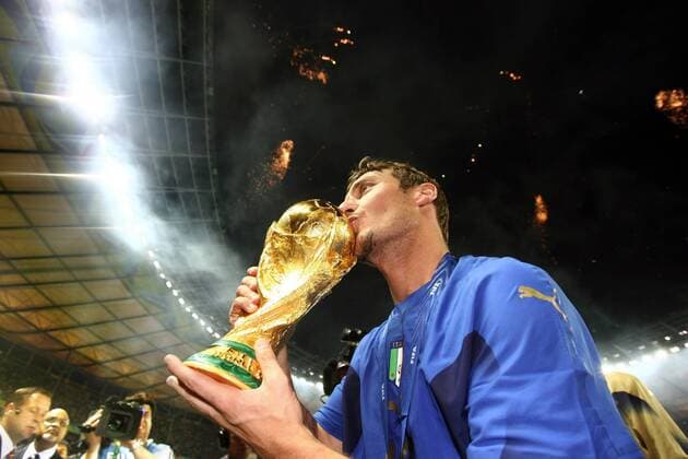 Italien ist Weltmeister 2006, Francesco Totti küßt den Weltpokal - Fußball WM Herren WM 2006, Länderspiel, Nationalteam, Nationaltrikot, Endspiel, Finale, Feier, feiern Einzelbild Berlin Glück Freude, Fußball WM Herren WM 2006, Länderspiel, Nationalteam, Nationaltrikot, Endspiel, Finale, Feier, feiern Einzelbild Berlin Glück Freude,