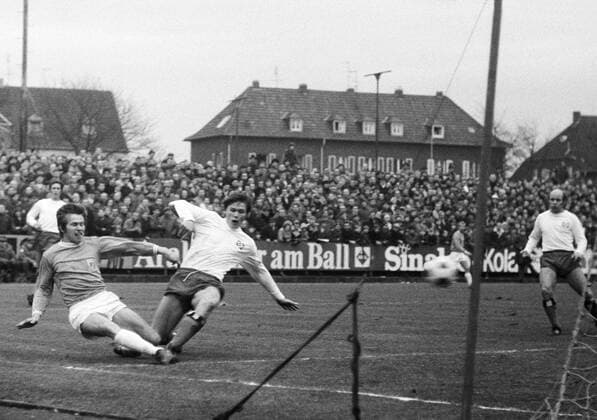 Jupp Heynckes (li., Gladbach) gegen Peter Nogly (HSV) Fußball 1. BL Herren Saison 1970 1971, Borussia Mönchengladbach - Hamburger SV 3:0, Hamburg, , Vneg, Vsw Gruppe Mönchengladbach Dynamik, Kampf Fußball 1. BL Herren Saison 1970 1971, Borussia Mönchengladbach - Hamburger SV 3:0, Hamburg, , Vneg, Vsw Gruppe Mönchengladbach Dynamik, Kampf