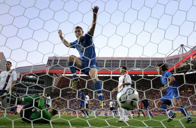 Daniele de Rossi (Italien, Mitte) fixiert den Ball im Netz - Fußball WM Herren WM 2006, Länderspiel, Nationalteam, Nationaltrikot, Gruppe E Totale Kaiserslautern Dynamik, Fußball WM Herren WM 2006, Länderspiel, Nationalteam, Nationaltrikot, Gruppe E Totale Kaiserslautern Dynamik,
