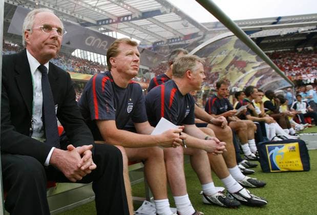 Nationaltrainer Sven Göran Eriksson (li.) und Co Trainer Steve McClaren (beide England, 2.v.li.) skeptisch auf der Bank - Fußball WM Herren WM 2006, Länderspiel, Nationalteam, Gruppe B, England Gruppe Nürnberg Skepsis, Fußball WM Herren WM 2006, Länderspiel, Nationalteam, Gruppe B, England Gruppe Nürnberg Skepsis,