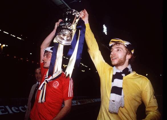 Englischer Pokalsieger 1982 Tottenham Hotspur - Steve Archibald (re.) und Glenn Hoddle jubeln in QPR Trikots mit dem Pokal - Fußball Herren FA Cup 1981 1982, Pokal, Pokalspiel, Finale, Endspiel, Spurs Gruppe London Freude, Fußball Herren FA Cup 1981 1982, Pokal, Pokalspiel, Finale, Endspiel, Spurs Gruppe London Freude,