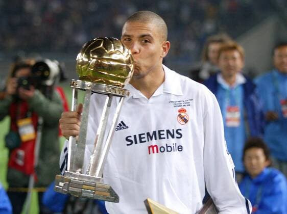 Ronaldo (Real Madrid) küßt den Weltpokal - (aflo1045) Fußball Herren Weltpokal 2002, Toyota Cup, ToyotaCup, Real Madrid CF, Vdig Einzelbild Yokohama Freude, Begeisterung, Fußball Herren Weltpokal 2002, Toyota Cup, ToyotaCup, Real Madrid CF, Vdig Einzelbild Yokohama Freude, Begeisterung,