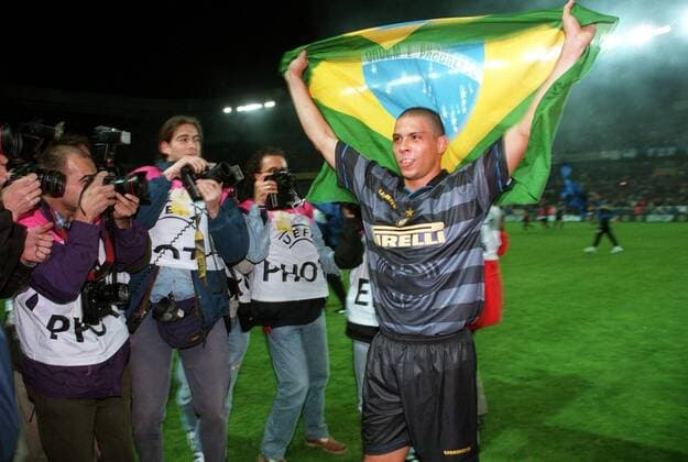 Ronaldo (Inter) bejubelt umlagert von Fotografen mit der brasilianischen Flagge den Europapokalsieg - Fußball EC 3 Herren UEFA Cup 1997 1998, Pokal, Europapokal, Europacup, Finale, Endspiel, Internazionale Mailand Gruppe Brasilien, brasilianisch, brasilianische Paris Begeisterung, Freude, Fußball EC 3 Herren UEFA Cup 1997 1998, Pokal, Europapokal, Europacup, Finale, Endspiel, Internazionale Mailand Gruppe Brasilien, brasilianisch, brasilianische Paris Begeisterung, Freude,