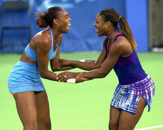 Venus (li.) und Serena Williams (beide USA) bejubeln den Olympiasieg im Damendoppel - (oly2000092801) Tennis OS Sommer Damen Olympische Spiele 2000, Sommerspiele, Finale o0 Endspiel Gruppe o0 Familie Sieg, Sieger Sydney Freude, Begeisterung, Tennis OS Sommer Damen Olympische Spiele 2000, Sommerspiele, Finale o0 Endspiel Gruppe o0 Familie Sieg, Sieger Sydney Freude, Begeisterung,