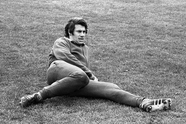 Eberhard Vogel (DDR) relaxt am Rande des Trainings Fußball Herren WM Vorbereitung 1974, Nationalteam, Trainingslager, Training, Vneg, Vsw Einzelbild Jena Fußball Herren WM Vorbereitung 1974, Nationalteam, Trainingslager, Training, Vneg, Vsw Einzelbild Jena