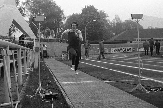 Eberhard Vogel (DDR) - Schnelligkeitstest mit Lichtschranke Fußball Herren WM Vorbereitung 1974, Nationalteam, Trainingslager, Training, Vneg, Vsw Einzelbild Ernst Abbe Sportfeld Jena Fußball Herren WM Vorbereitung 1974, Nationalteam, Trainingslager, Training, Vneg, Vsw Einzelbild Ernst Abbe Sportfeld Jena