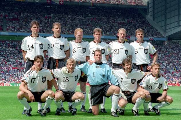 Mannschaftsbild Deutschland hi.v.li.: Markus Babbel, Oliver Bierhoff, Matthias Sammer, Stefan Reuter, Dieter Eilts, Thomas Helmer; vorn: Christian Ziege, Jürgen Klinsmann, Torwart Andreas Köpke, Andreas Möller und Thomas Häßler Fußball Länderspiel Herren EM 1996 Nationalmannschaft, Nationaltrikot Gruppe 3 Vneg Totale Manchester Fußball Länderspiel Herren EM 1996 Nationalmannschaft, Nationaltrikot Gruppe 3 Vneg Totale Manchester