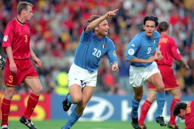 Francesco Totti (vorn) und Filippo Inzaghi (beide Italien, re.) - Torjubel Fußball Länderspiel Herren EM 2000 Nationalmannschaft, Nationaltrikot Gruppe 2 Italien - Belgien 2:0 Vneg Gruppe Brüssel Freude, Enttäuschung, Begeisterung, Fußball Länderspiel Herren EM 2000 Nationalmannschaft, Nationaltrikot Gruppe 2 Italien - Belgien 2:0 Vneg Gruppe Brüssel Freude, Enttäuschung, Begeisterung,