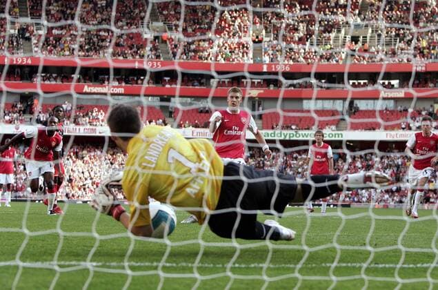 Torwart Mickael Landreau (Paris St. Germain) pariert den Elfmeter von Niklas Bendtner (Arsenal) - Fußball Herren Saison 2007 2008, Emirates Cup, Test, Testspiel, Vorbereitung, Saisonvorbereitung Gruppe London Dynamik, Fußball Herren Saison 2007 2008, Emirates Cup, Test, Testspiel, Vorbereitung, Saisonvorbereitung Gruppe London Dynamik,