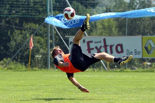 Techniktrainer Thomas Häßler (Köln) - Fallrückzieher Fußball 2. BL Herren Saison 2007 2008, 1. FC Köln, Trainingslager Training, Vdig Einzelbild Tröpolach Kärnten Dynamik, Fußball 2. BL Herren Saison 2007 2008, 1. FC Köln, Trainingslager Training, Vdig Einzelbild Tröpolach Kärnten Dynamik,