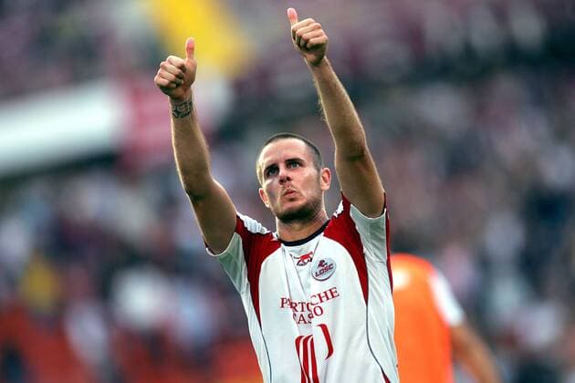 Nicolas Plestan (Lille) bedankt sich bei den Anhängern -  (pan21642) Fußball Herren Ligue 1 2007 2008, 1. Französische Liga, OSC Lille Einzelbild Metz Fußball Herren Ligue 1 2007 2008, 1. Französische Liga, OSC Lille Einzelbild Metz  