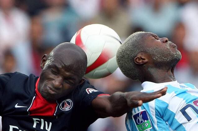 Djibril Cisse (Marseille, re.) gegen Zoumana Camara (Paris St. Germain) - (pan21985) Fußball Herren Ligue 1 2007 2008, 1. Französische Liga, Paris St. Germain - Olympique Marseille 1:1, PSG, Saint, OM Gruppe Paris Dynamik, Kampf, Fußball Herren Ligue 1 2007 2008, 1. Französische Liga, Paris St. Germain - Olympique Marseille 1:1, PSG, Saint, OM Gruppe Paris Dynamik, Kampf,