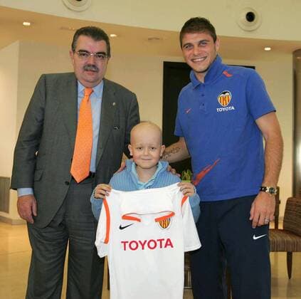 Joaquin (re.) und Präsident Juan Bautista Soler (beide Valencia) schenken einem Kind ein Trikot -  - NOxONLINExUSE Fußball Herren Primera Division 2007 2008, 1. Spanische Liga Fotoshooting FC Gruppe Valencia Fußball Herren Primera Division 2007 2008, 1. Spanische Liga Fotoshooting FC Gruppe Valencia