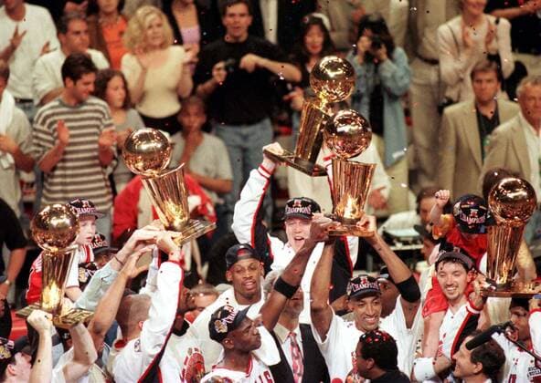 Die Chicago Bulls bestätigen mit dem Gewinn der fünften NBA Meisterschaft in den 90er Jahren ihren Ruf als bestes Team der Dekade, v. re.: Ron Harper, Toni Kukoc, Scottie Pippen, Luc Longley, Trainer ... - (CHI97061404) Basketball Herren NBA Finals 1996 1997, Finale, Endspiel, Finalserie, The, Playoffs, Playoff, Play Offs, Off Totale Überlegenheit, Freude Basketball Herren NBA Finals 1996 1997, Finale, Endspiel, Finalserie, The, Playoffs, Playoff, Play Offs, Off Totale Überlegenheit, Freude