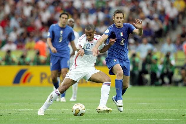 Francesco Totti (Italien, re.) gegen Thierry Henry (Frankreich) - Fußball Länderspiel Herren WM 2006, Nationalmannschaft, Nationaltrikot Finale Endspiel, Frankreich - Italien 6:4 n.E., Vdig Gruppe Berlin Dynamik, Fußball Länderspiel Herren WM 2006, Nationalmannschaft, Nationaltrikot Finale Endspiel, Frankreich - Italien 6:4 n.E., Vdig Gruppe Berlin Dynamik,