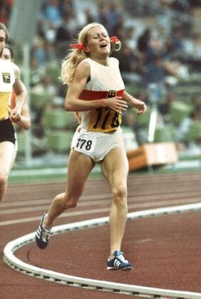 Ellen Tittel (BR Deutschland) kann völlig erschöpft das Finale des 1500 Meter Laufes bei den olympischen Sommerspielen 1972 nicht beenden Leichtathletik OS Sommer Damen Olympische Spiele 1972, Sommerspiele, 1500 m, 1500m, Meter, Mittelstrecke Einzelbild München Anstrengung, Verzweiflung, Enttäuschung, Erschöpfung, Leichtathletik OS Sommer Damen Olympische Spiele 1972, Sommerspiele, 1500 m, 1500m, Meter, Mittelstrecke Einzelbild München Anstrengung, Verzweiflung, Enttäuschung, Erschöpfung,