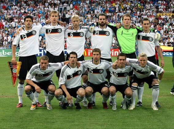 Mannschaftsfoto Deutschland, hi. v. li.: Michael Ballack, Per Mertesacker, Simon Rolfes, Christoph Metzelder, Torwart Jens Lehmann, Miroslav Klose, vorn: Lukas Podolski, Arne Friedrich, Thomas Hitzlsperger, Philipp Lahm und Bastian Schweinsteiger Fußball EM Herren Euro 2008, Länderspiel, Halbfinale, Nationalmannschaft, Nationaltrikot Totale Basel