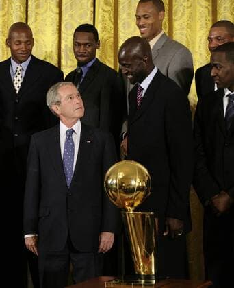 Präsident George W. Bush (USA) empfängt das Meisterteam der Boston Celtics, mit Kevin Garnett (Mitte) und Ray Allen (hi.li.) - (WAPG2008091912) Basketball Herren NBA 2008 2009, Empfang, Ehrung, Sieg, Sieger, amerikanischer Meister, US, Amerikanische Gruppe White House, weißes Haus Washington DC, D C Freude,