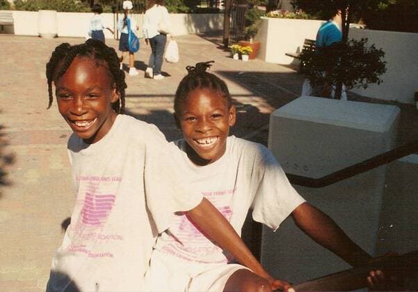 Kinderfoto von Venus Williams (li.) und ihrer Schwester Serena (beide USA) -  Tennis Damen Kinderfotos 1990 Gruppe Los Angeles, LA, L A Begeisterung, Freude,