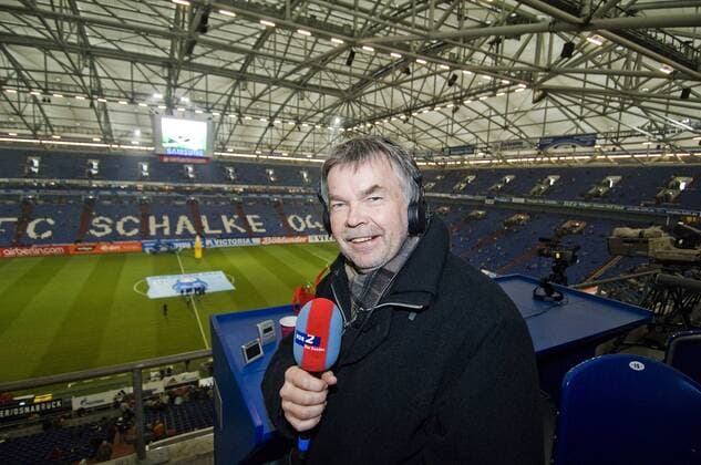WDR Radioreporter Manfred Breuckmann (Deutschland) in der Schalker Veltins Arena Fußball 1. BL Herren Saison 2008 2009, FC Schalke 04 Einzelbild Gelsenkirchen