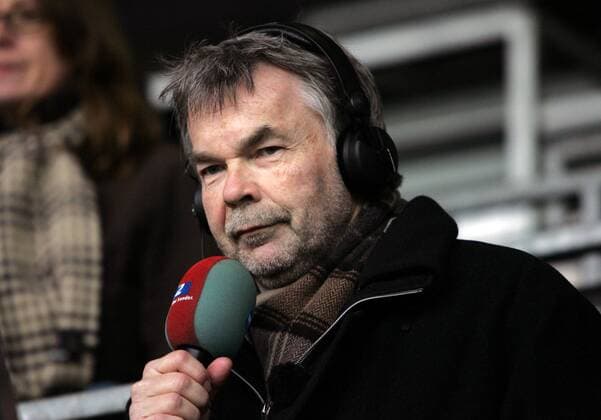 WDR Radioreporter Manfred Breuckmann (Deutschland) während seiner letzten Fußballreportage Fußball 1. BL Herren Saison 2008 2009, Einzelbild Bochum