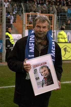 WDR Radioreporter Manfred Breuckmann (Deutschland) bekommt zum Abschied ein Bild mit ihm auf der Titelseite des DFL Liga Magazins Fußball 1. BL Herren Saison 2008 2009, Einzelbild Bochum