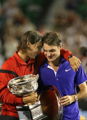 Sieger Rafael Nadal (Spanien, li.) und Roger Federer (Schweiz) einträchtig bei der Siegerehrung der Australian Open 2009 - - ZUMAm69 Tennis Herren Australian Open 2009, Grand Slam, ATP Tour, Finale, Vdig Gruppe Melbourne