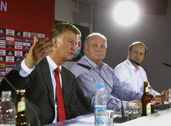 Pressekonferenz Bayern, v.li.: Trainer Louis van Gaal, Manager Uli Hoeneß und Sportdirektor Christian Nerlinger Fußball 1. BL Herren Saison 2009 2010, FC Bayern München, Pressekonferenz, Pressetermin Gruppe München
