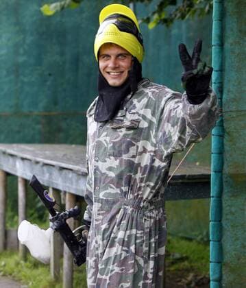 Joaquin (Valencia) beim Paintball -  - NOxONLINExUSE Fußball Herren Primera Division 2009 2010, 1.Liga, Valencia CF, Fotostory, Einzelbild Freude,