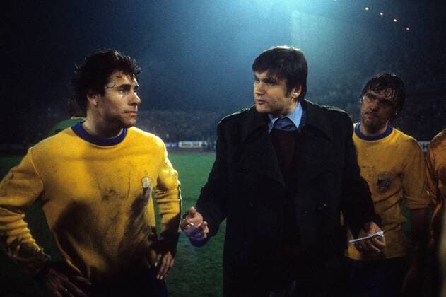 Trainer Hans Meyer (Mitte) und Eberhard Vogel (li., beide Jena) im Gespräch - DEUTSCHSPRACHIGE SPORTZEITSCHRIFTEN UND -ZEITUNGEN NUR NACH RÜCKSPRACHE Fußball EC 3 Herren UEFA Cup 1978 1979, Europapokal, MSV Duisburg - FC Carl Zeiss Jena 3:0 n.V. Gruppe Duisburg