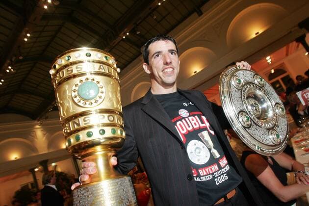 Fußball, FC Bayern München, Deutscher Meister 2005 Roy Makaay haelt am Samstag (28.05.2005) in Berlin während der Pokalfeier in der Telekom-Hauptstadt-Repraesentanz Pott und Schale hoch. FC Bayern München Pokalfeier o0 Sieg Pokal Objekte Double Meisterschale Schale