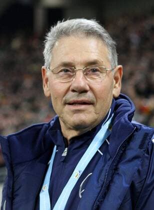 Spiel der Legenden in Leipzig - DDR gegen BRD - 20 Jahre nach der Wiedervereinigung der Fussballverbände Ost und West treffen zehn Fussballweltmeister von 1990 und ein Team von DDR Legenden aufeinander - Co Trainer Eberhard Vogel (DDR)