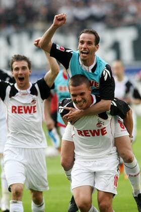 07.05.2011, Fussball-Bundesliga, 33. Spieltag: Eintracht Frankfurt. Jubel Köln nach Spielschluss. Lukas Podolski (1. FC Köln, vorn), Petit (1. FC Köln). o0 Freude