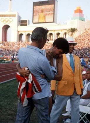 SEBASTIAN COE WITH HIS FATHER AFTER WINNING THE 1500m FINAL. 1984 Los Angeles Olympics 11 08 1984  Familie privat Eltern o0 Leichtathletik Olympiasieg Sieg