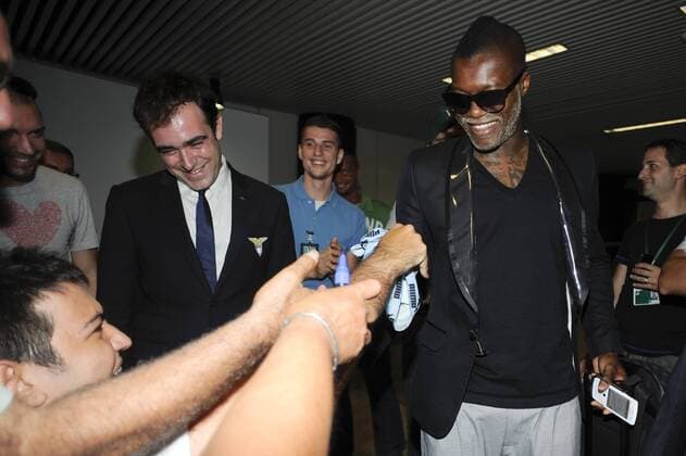 12.07.2011, Rom - Ankunft von Djibril Cisse, Neuzugang von Lazio Rom, am Flughafen Fiumicino --- FabrizioxCorradetti o0 Fan