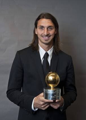Stockholm 2011 11 07 Fotbollsgalan - Zlatan Ibrahimovic - Guldbollen KPkod 08002  o0 Preis Award Objekt Preisverleihung, Auszeichnung, Spielerauszeichnung, Ehrung, Spielerehrung