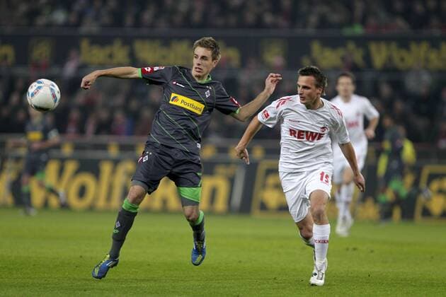Fussball-Bundesliga Saison 2011 2012-15. Spieltag 1.FC Köln-VFL Borussia Mönchengladbach 0-3 im Rhein-Energie-Stadion in Köln am 25.11.2011 Patrick Herrmann (Borussia Mönchengladbach )-li.- im Zweikampf mit Miso Brecko (FC Köln)-re.- Fussball,Herren,Männer,Liga,Bundesliga,DFL,Aktion,Zweikampf,Ball,Arme, Abwehr,quer