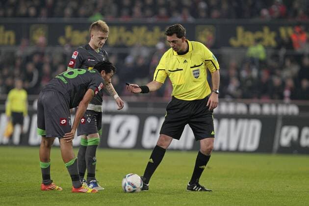 Fussball-Bundesliga Saison 2011 2012-15. Spieltag 1.FC Köln-VFL Borussia Mönchengladbach 0-3 im Rhein-Energie-Stadion in Köln am 25.11.2011 Juan F. Arango ( Borussia Mönchengladbach ), Marco Reus (Borussia Mönchengladbach ) und Schiedsrichter Manuel Gräfe (Berlin ) v.li.n.re. Fussball,Herren,Männer,Liga,Bundesliga,DFL,Aktion,Mimik,Komik,kurios,Pfeife, Freistoss,quer