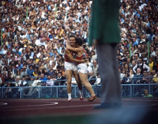 Jubel UdSSR mit Valeriy Borzov (li.) über den 2. Platz in der 4x100m Staffel der Olympischen Spiele 1972 in München