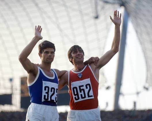 München 1972: Dreisprung Olympiasieger Viktor Saneyev (UdSSR, re.) und der zweitplazierte Jörg Drehmel (DDR)
