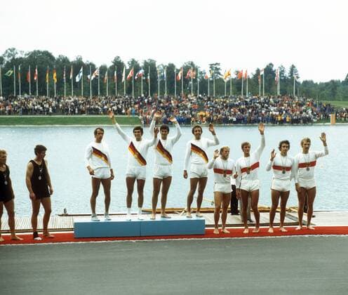 Siegerehrung Vierer ohne Steuermann Olympische Spiele 1972 in München: Olympiasieger DDR (Frank Forberger, Dieter Grahn, Frank Rühle, Dieter Schubert, Mitte) zwischen Team Neuseeland (li.) und BR Deutschland (Joachim Ehrig, Peter Funnekötter, Franz Held, Wolfgang Plottke)