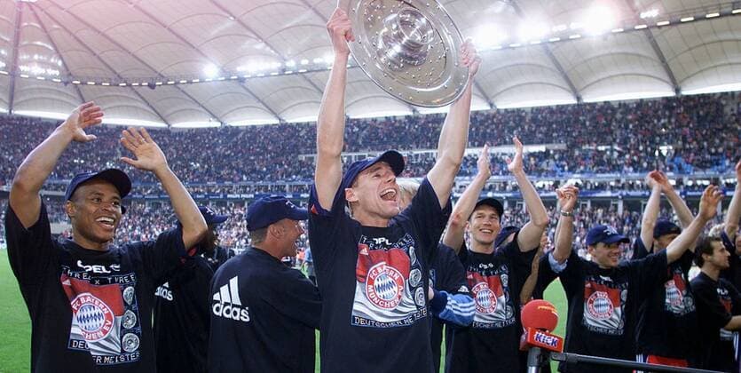 Fußball, FC Bayern München, Deutscher Meister 2001 Fussball 1. Bundesliga Hamburger SV vs. FC Bayern Muenchen Jubel Alexander Zickler mit Meisterschale